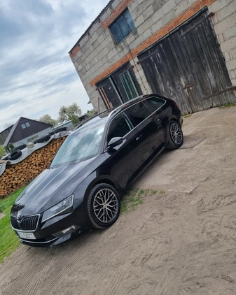 Skoda Superb cena 78500 przebieg: 175650, rok produkcji 2017 z Leszno małe 379